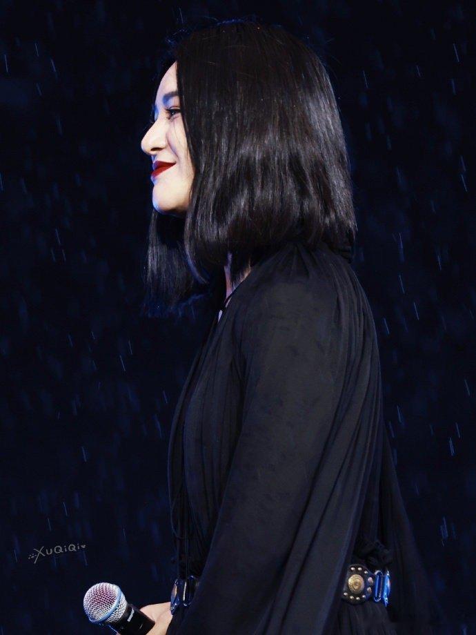罗丽片尾曲竟然是尚雯婕唱的 刷到尚雯婕在音乐节唱《夜之童话》，瞬间惊了——这不是