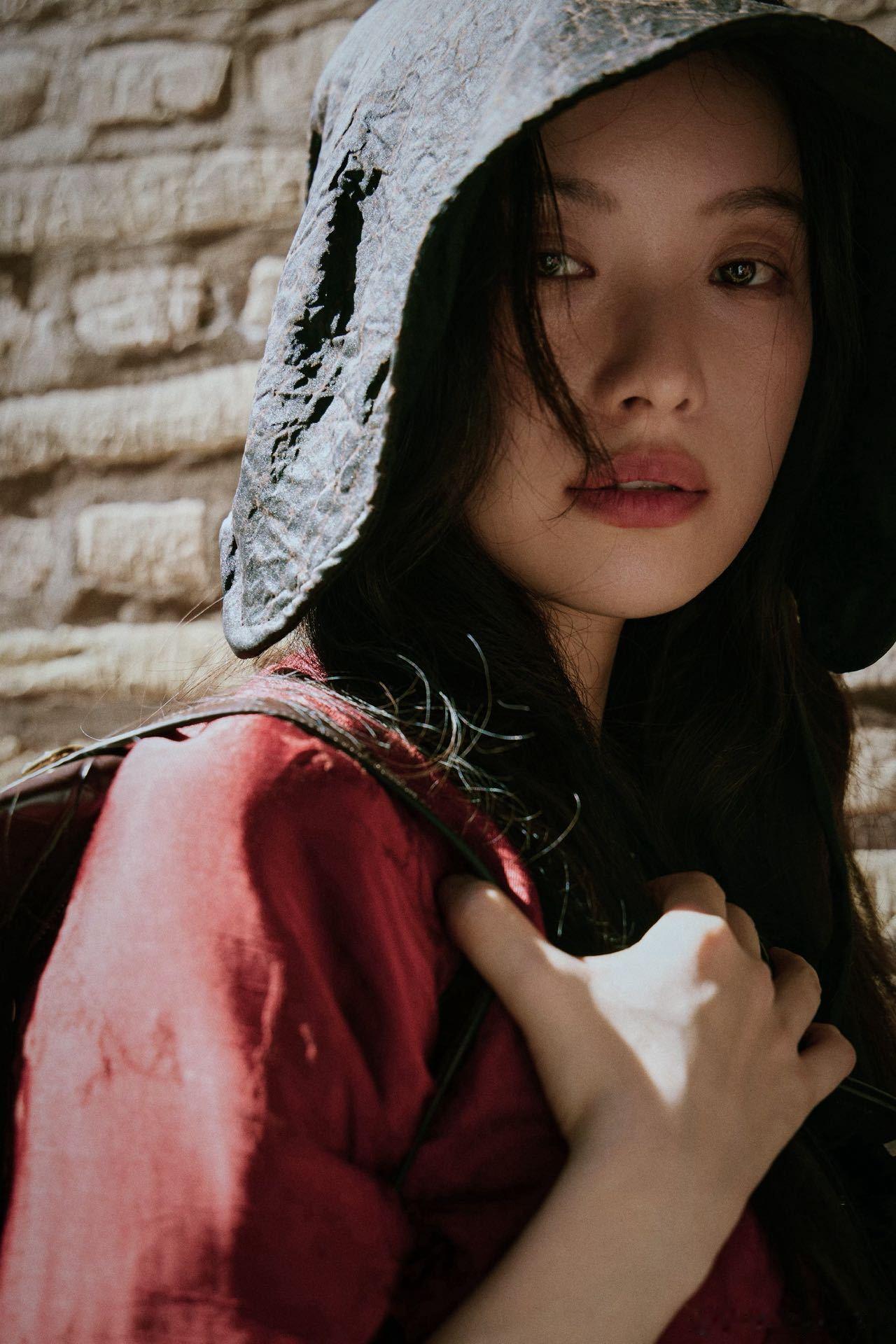 倪妮私服审美 多款路人抓拍生图展现倪妮独到私服审美，适配旷野旅行场景的穿搭广受好