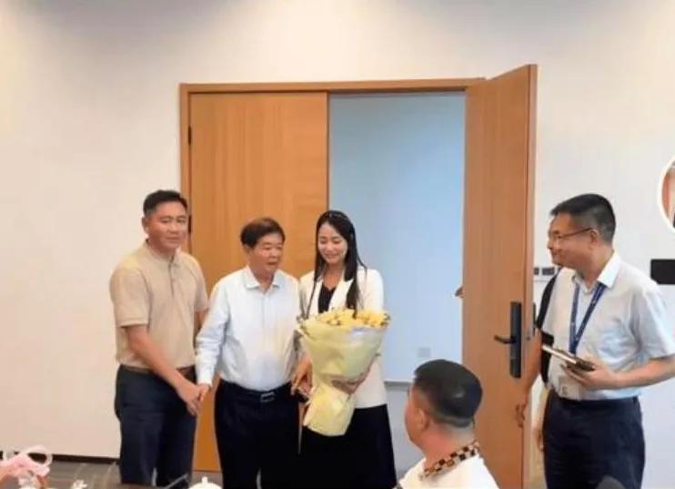 79岁曹德旺近况曝光：瘦了很多，步伐迟缓，下巴尖，老态尽显！