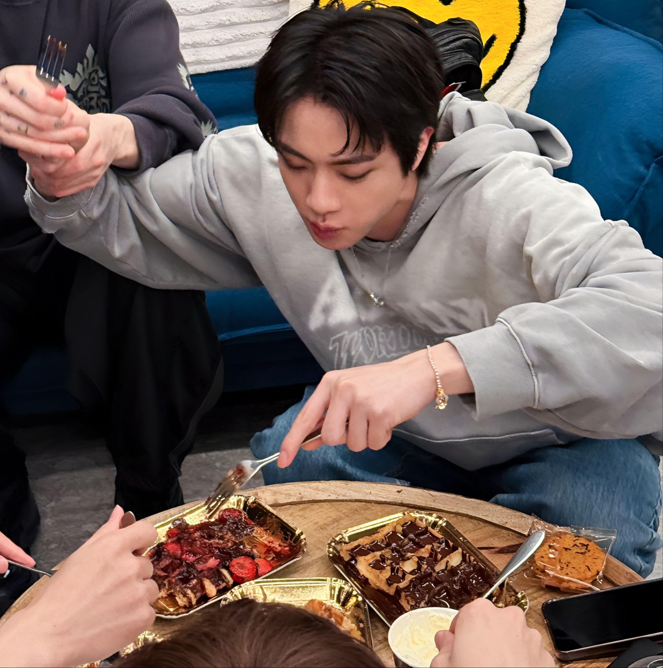 BTS InstagramEatJin宝宝多吃点🐹哎一古，我就露了点边边，结果