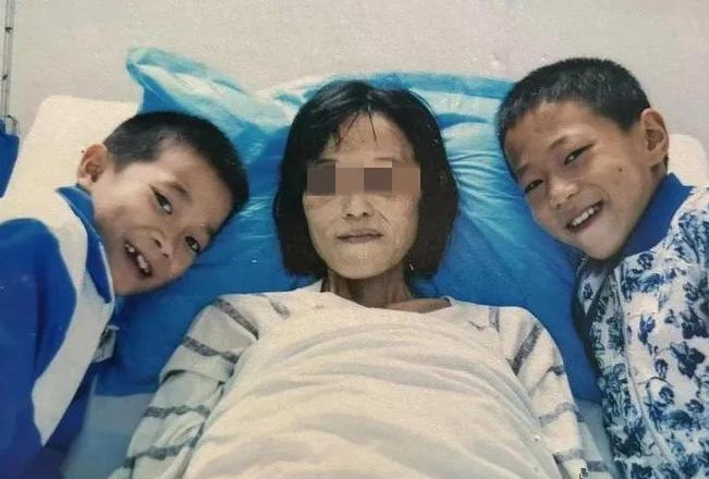 2016年，湖南一单亲妈妈身患癌症，临终前打算将11岁和8岁的儿子托付给亲戚，谁
