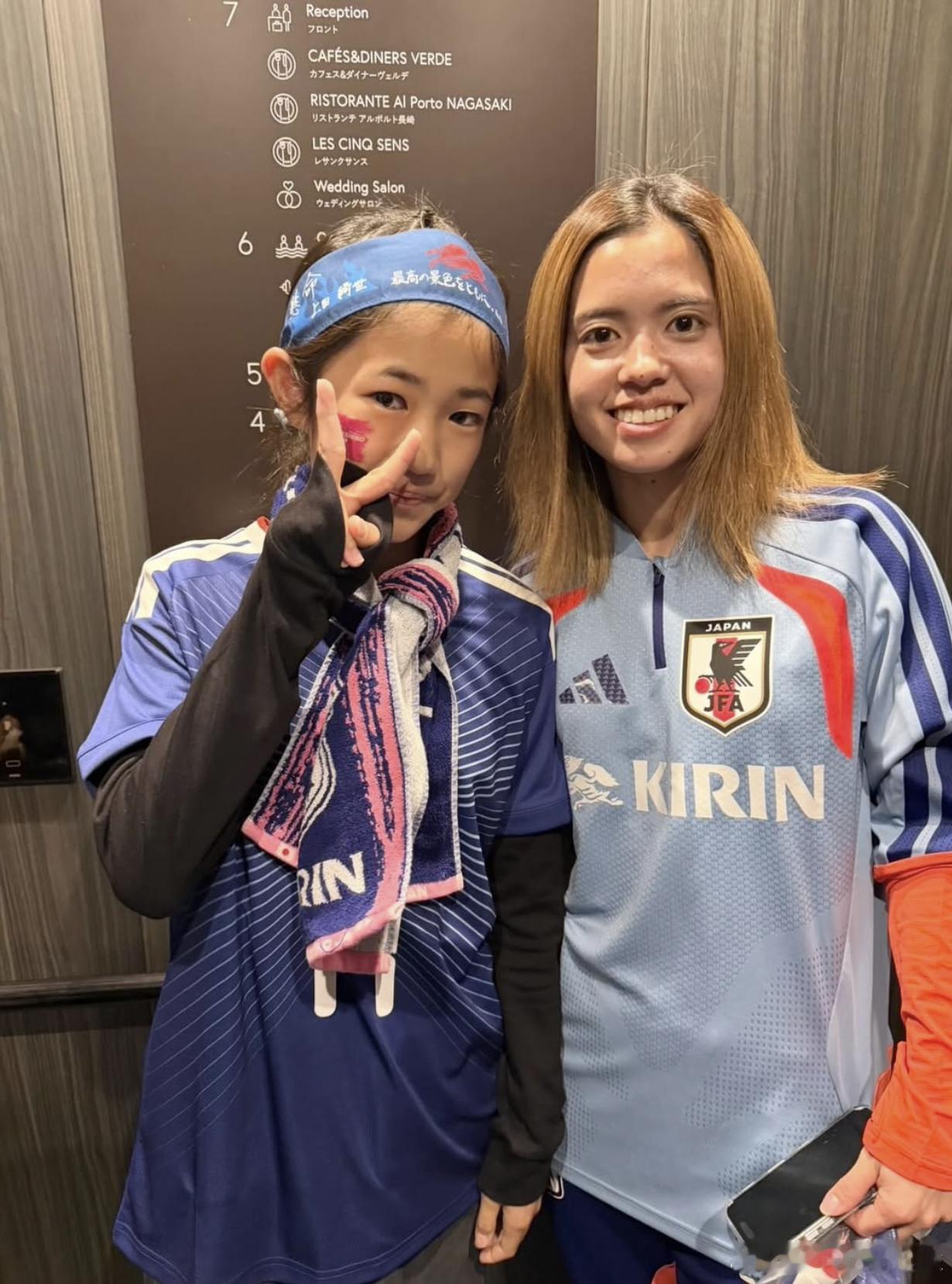 一名五年级（10岁）的球员与抚子们合影，她6岁的妹妹在练柔道。 与加拿大的首场比