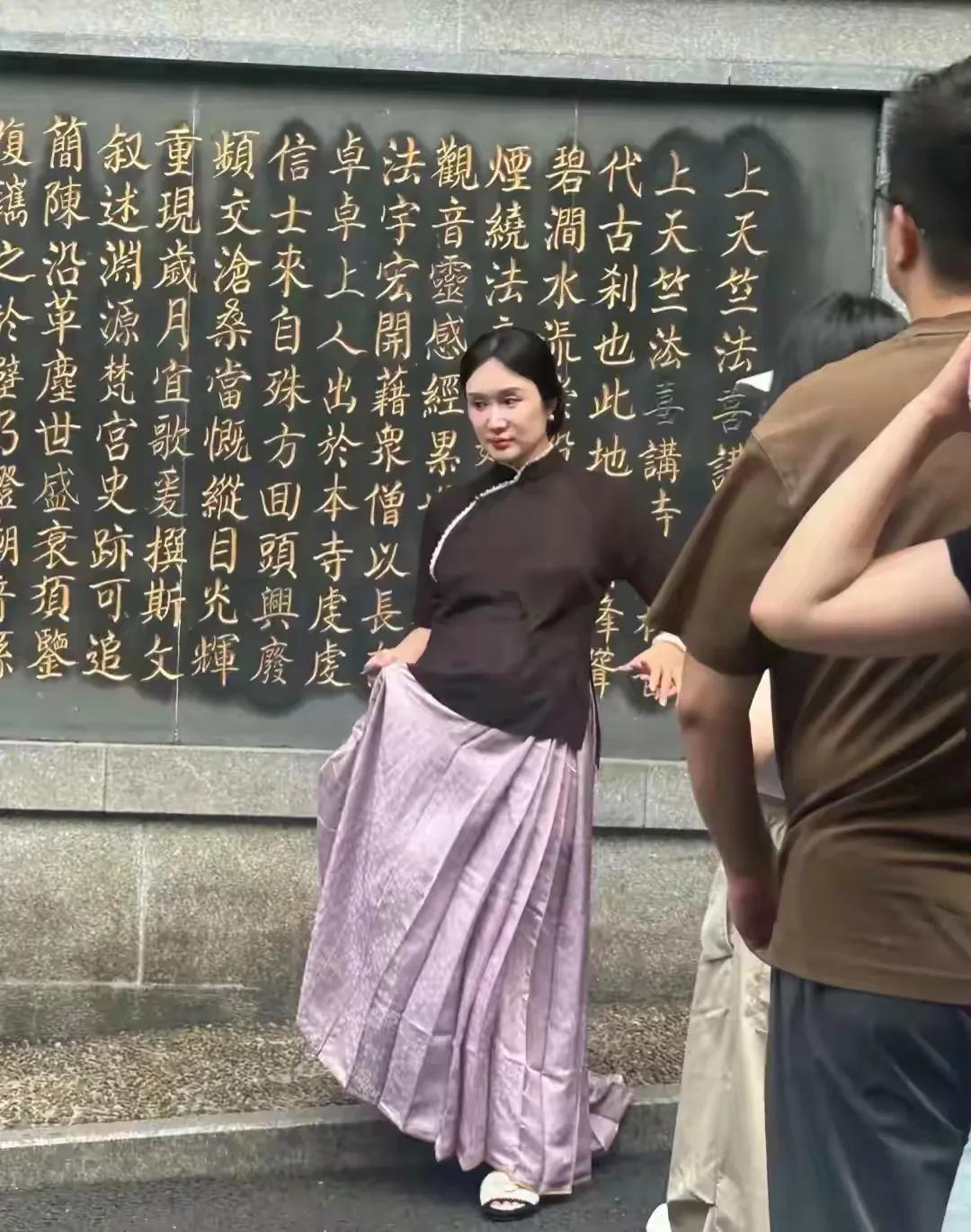 张纪中又要当爹了，妻子杜星霖现身寺庙，且看她的肚子，看来是到了临产的阶段，出现在