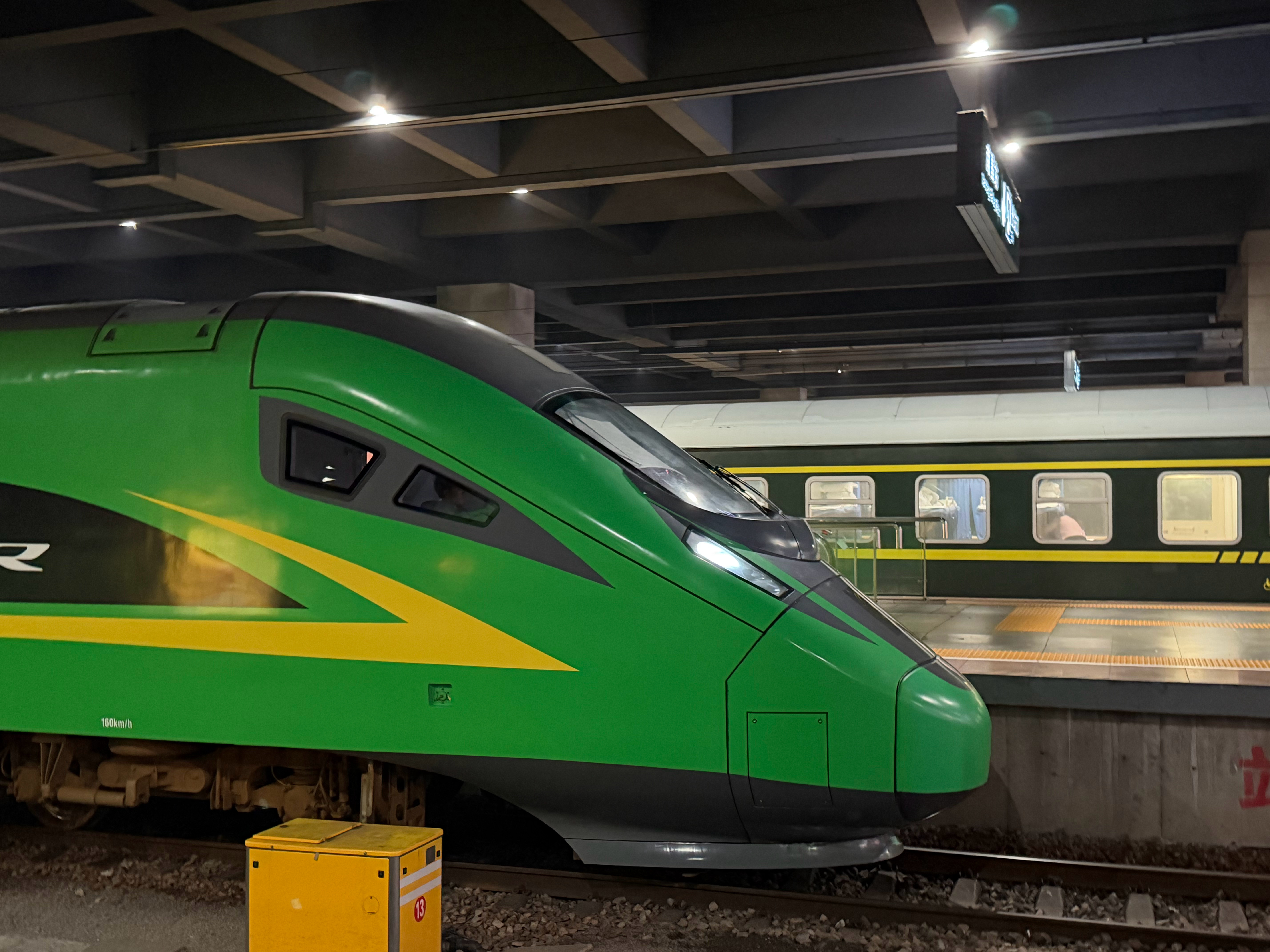 你知道CRH和CR的区别吗？你知道和谐号和复兴号咋意思吗？• CRH（China