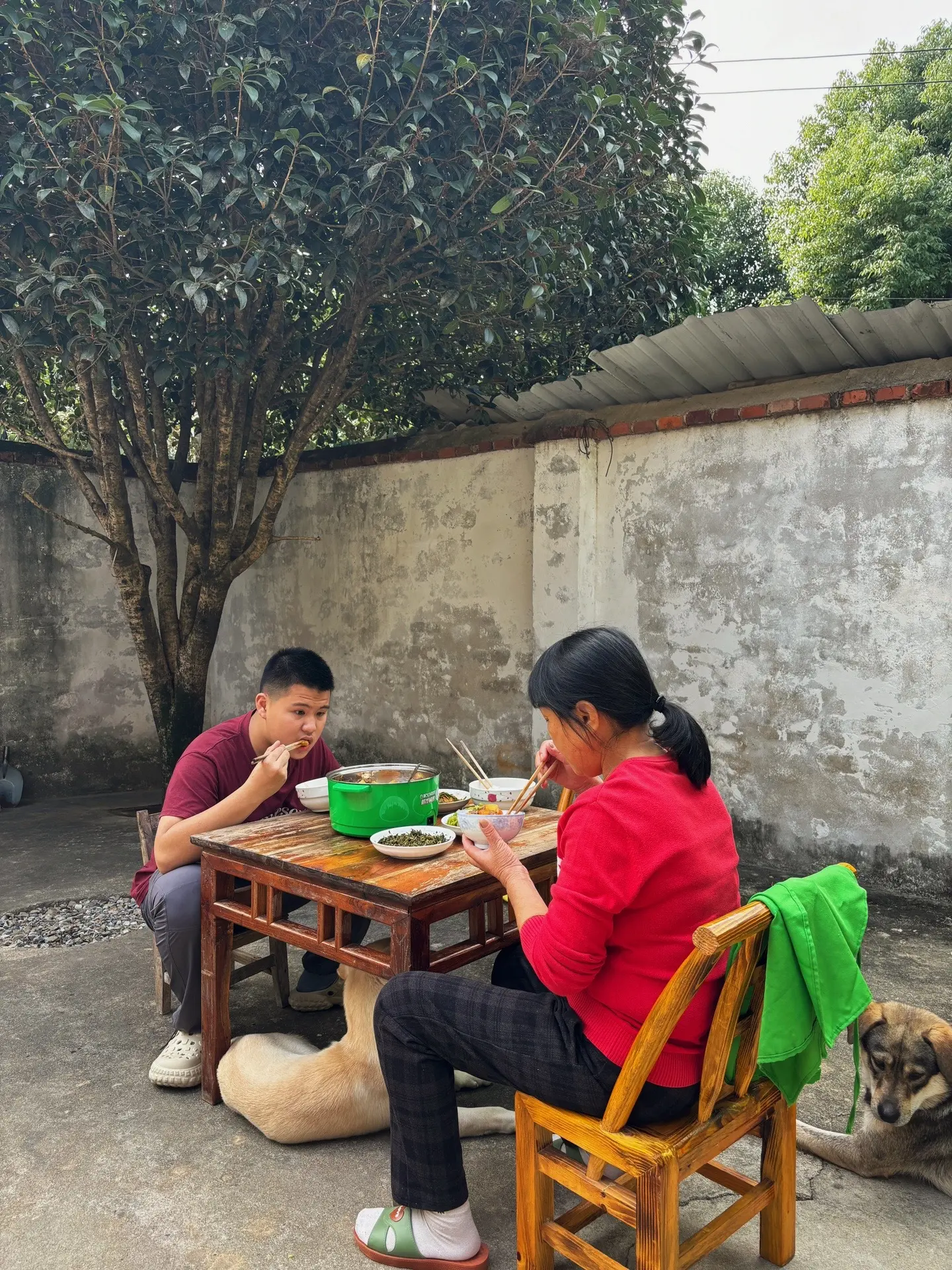 年纪越大越明白我想要的幸福，无非是简单舒适的生活，长久陪伴的爱人，父母...