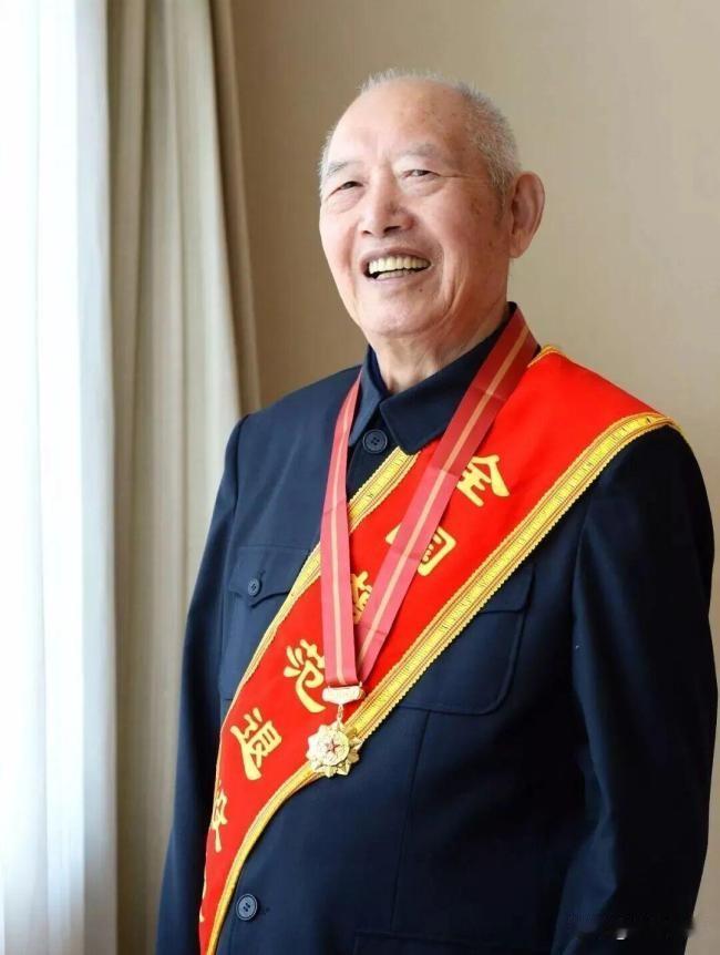 安徽萧县的王於昌家里，有一只锁了46年的木箱。儿子王其民从小就知道，这箱子不许碰