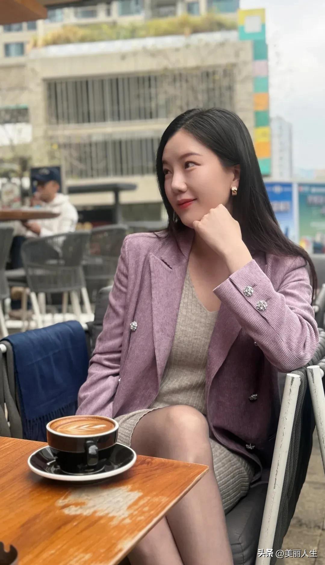 静坐思悠远，咖啡香满怀。