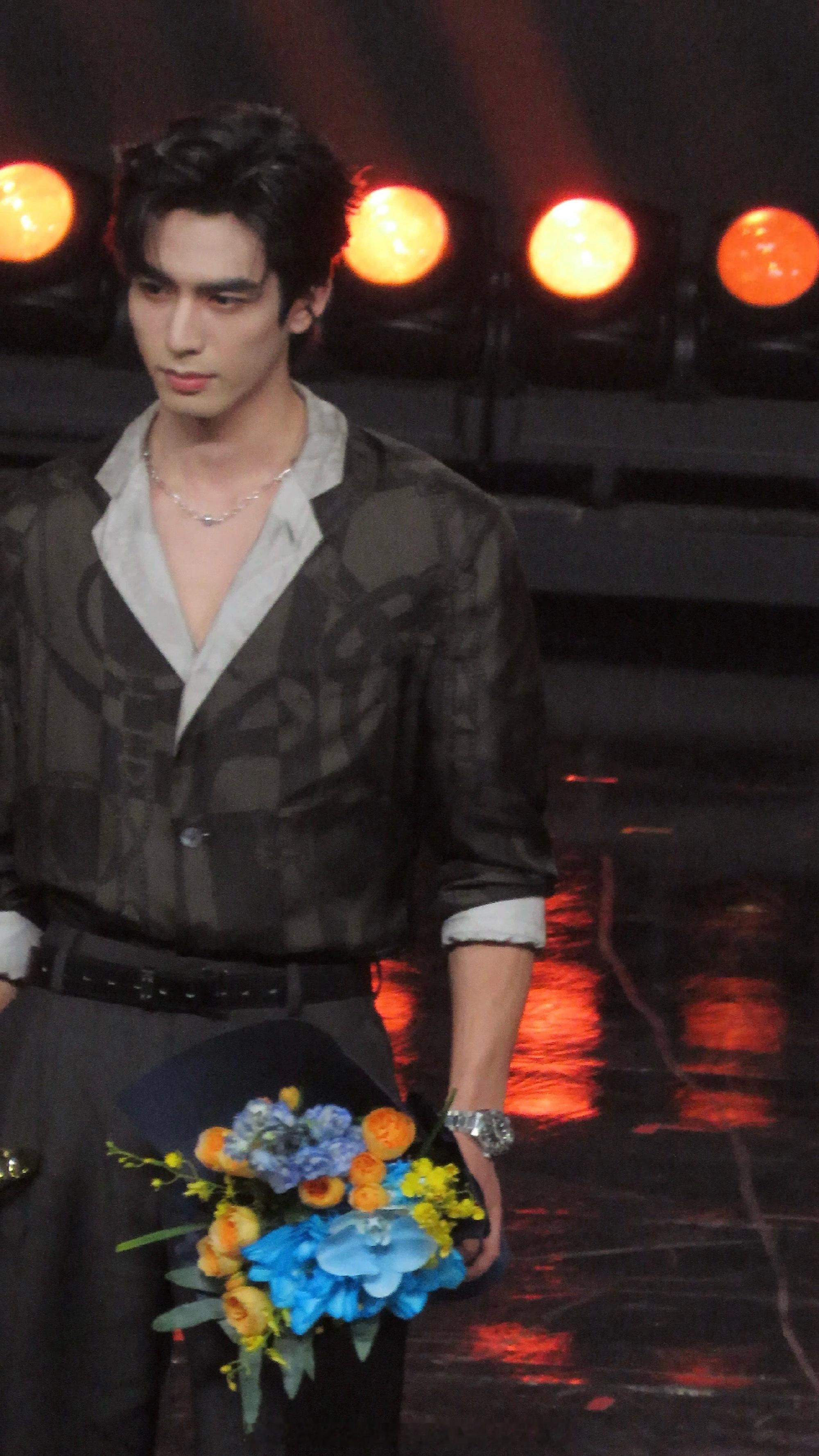 宋威龙微博之夜饭拍生图（稿主自摄） 