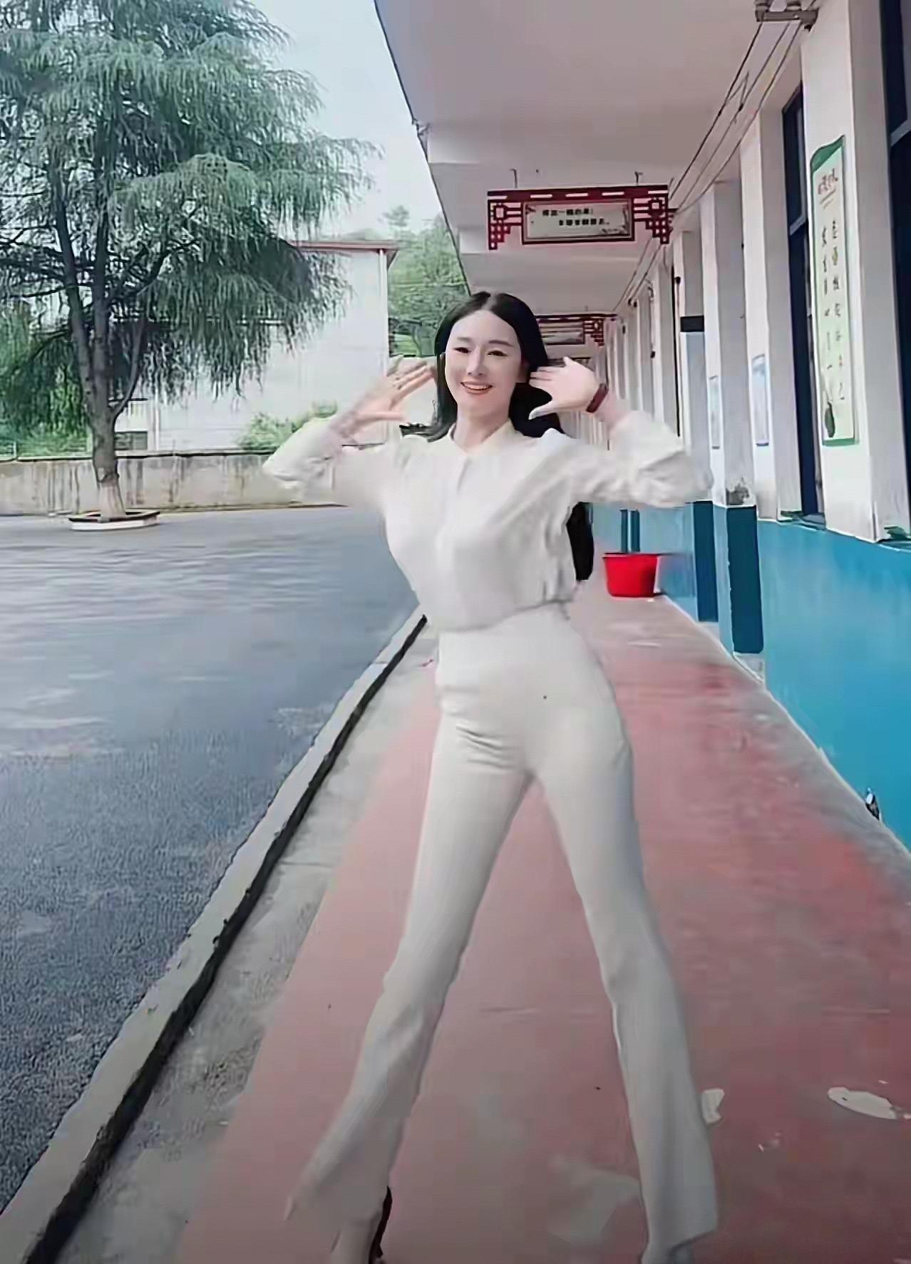 廖老师又跳舞了？不是说不准在学校拍跳舞的视频了吗？