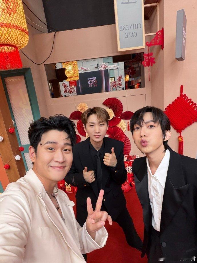 周兴哲晒汪苏泷林宥嘉合照 声生不息 YES男团这是在办婚礼吧！周兴哲晒合照，红底