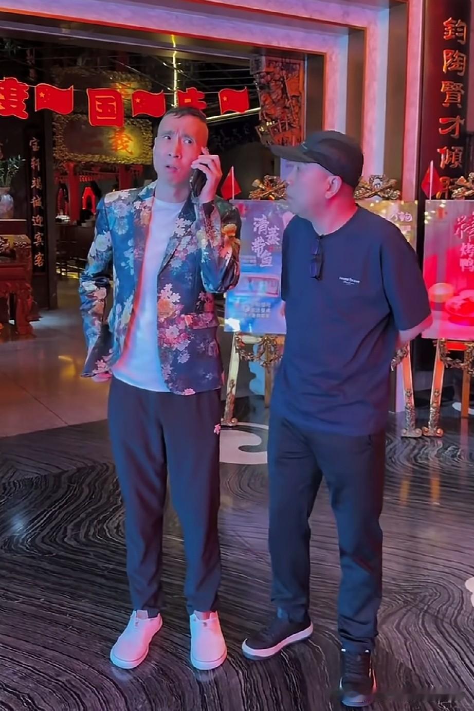 杨光和条子吃完饭走出饭店，条子开口问道：“杨哥吃好了吗？你打算怎么回去呀，打车走