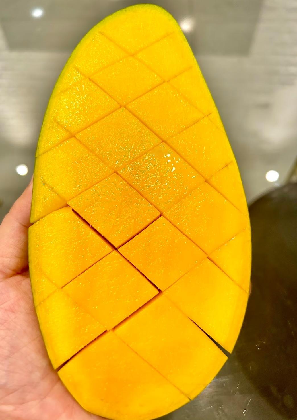 陈浚铭 想自己种芒果，可以用吃剩的果核当盆栽玩  第一步：处理果核  吃完芒果，
