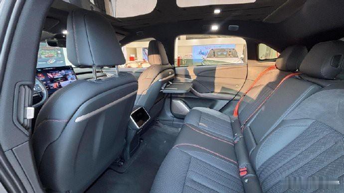 探索激情，驾驭非凡。每一次转弯，精准控制侧倾，确保驾驶的稳定性和安全性。这不仅仅