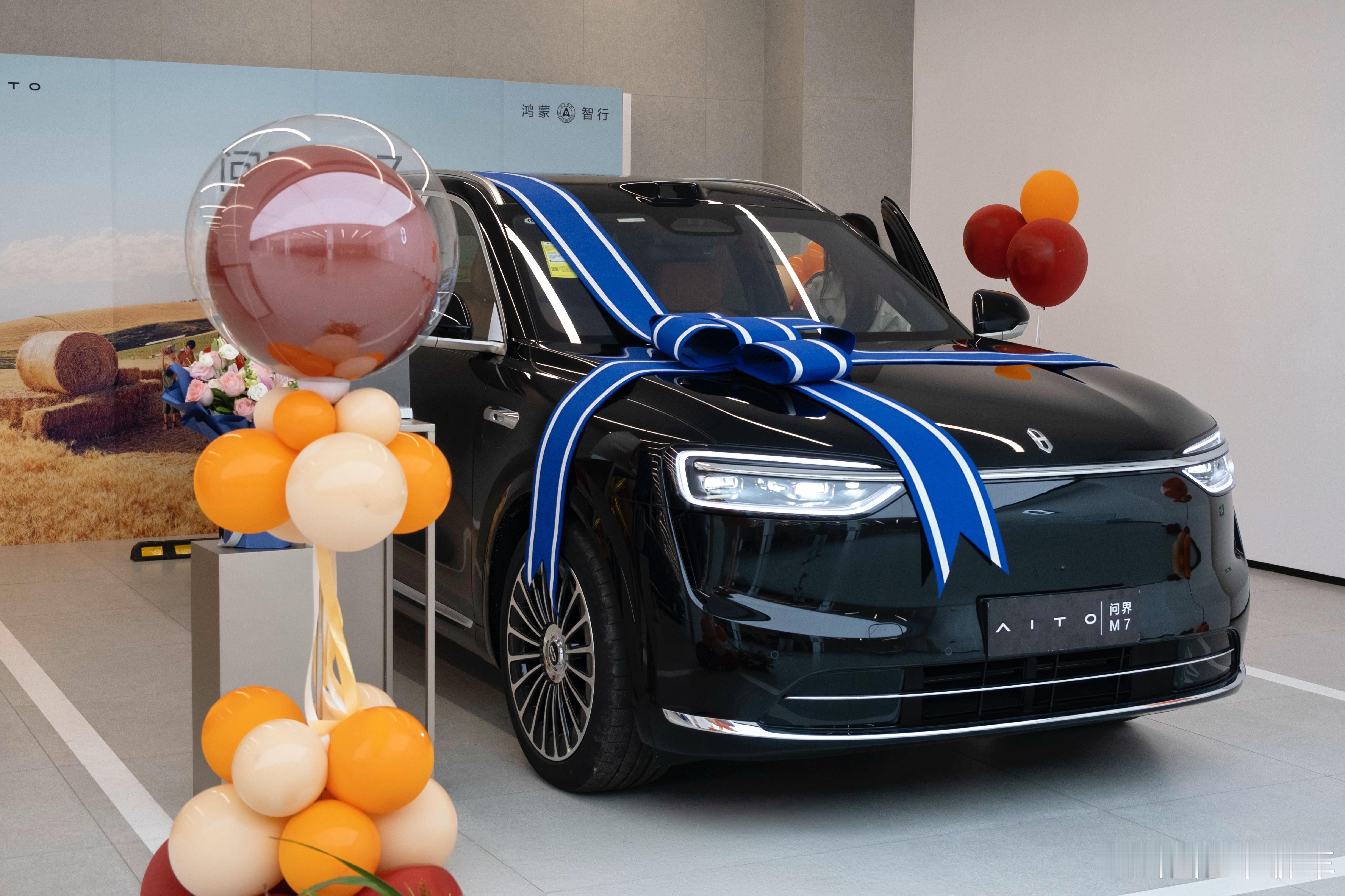 年轻人的分享欲提车后到达顶峰 团队前几天刚提了问界M7，不止有服务还有鲜花，仪式