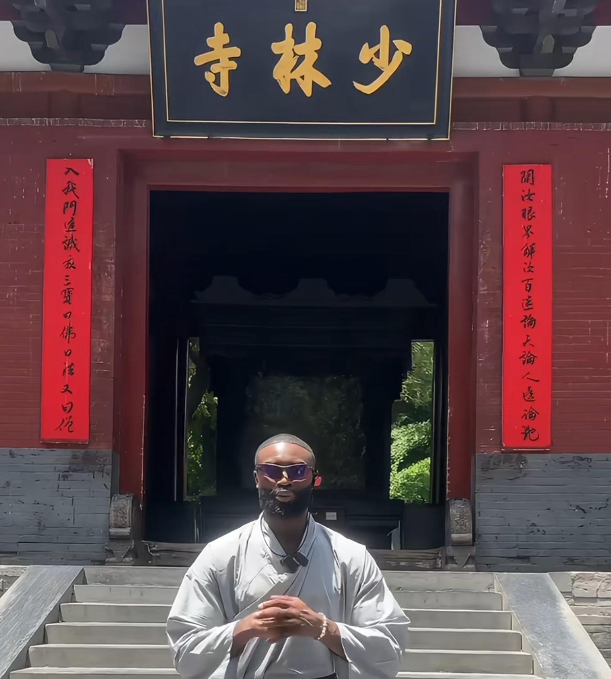 少林寺可以考虑搞一个NBA暑期培训班！

杰伦布朗换上了僧袍来到了少林寺参观学习