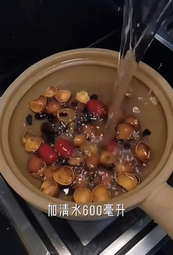 视力汤。
漂亮的大眼睛怎么能让玻璃片挡住？想要孩子视力好，这个食谱请收好。
·桂