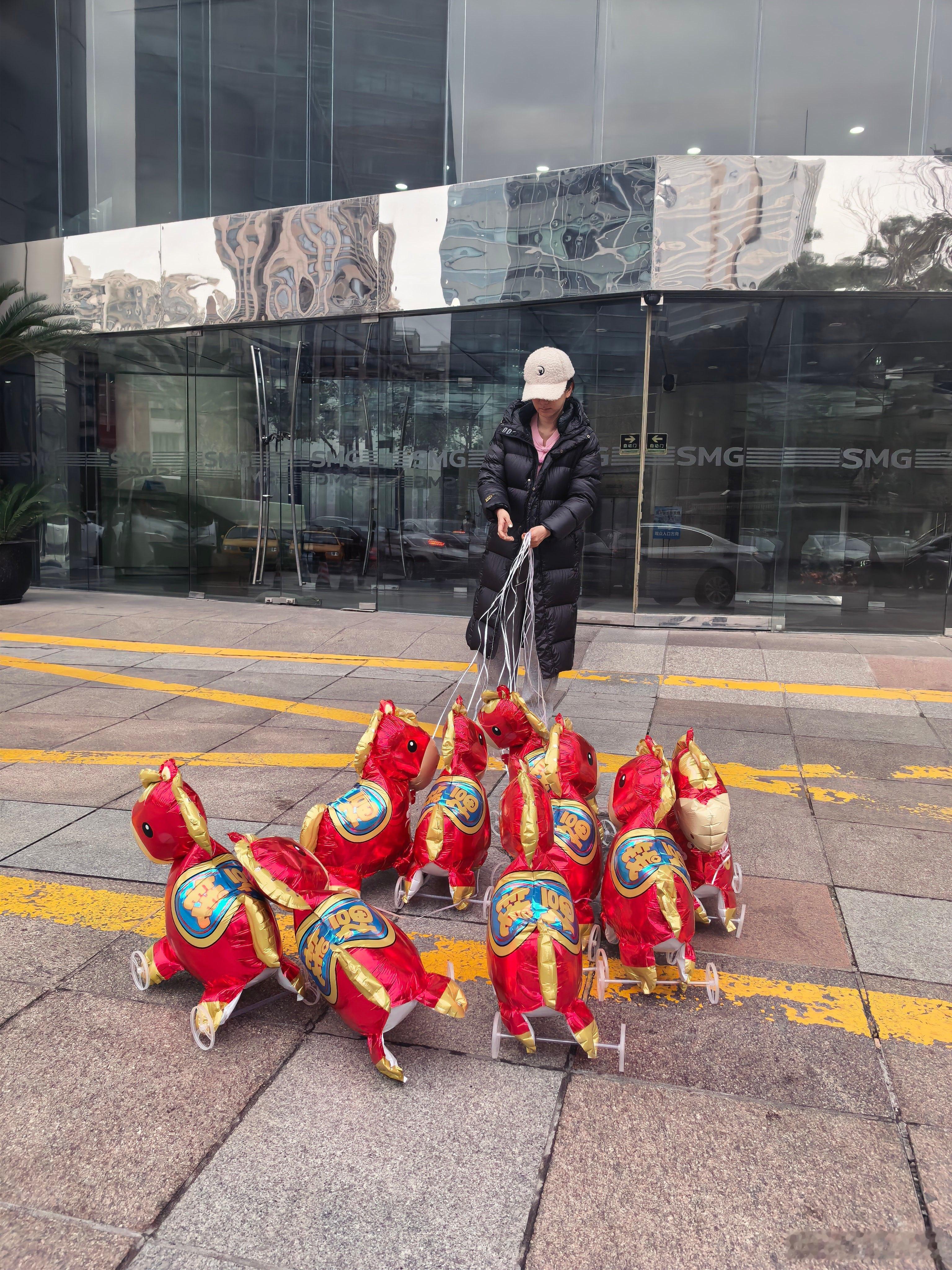 黄奕携9匹气球马出发录东方卫视春晚，每匹气球马都带着专属祝福语，仪式感拉满又新意