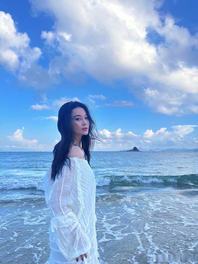 #张馨予海边照# ​​​#张馨予海边回眸#张馨予超绝海边照，蓝天白云和一袭白衣的