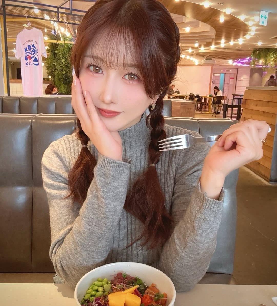 她越吃甜点，状态反而越好。
你以为她在放纵，其实她在工作。
第一，她公开的每一口