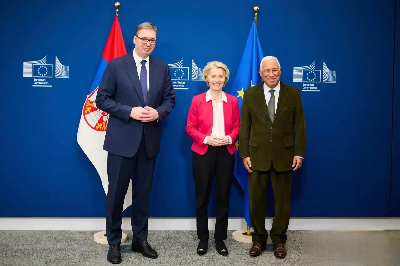 欧盟峰会这波“麦克风偷听”真的太抓马了！
 
昨天布鲁塞尔拍集体照的时候，武契奇