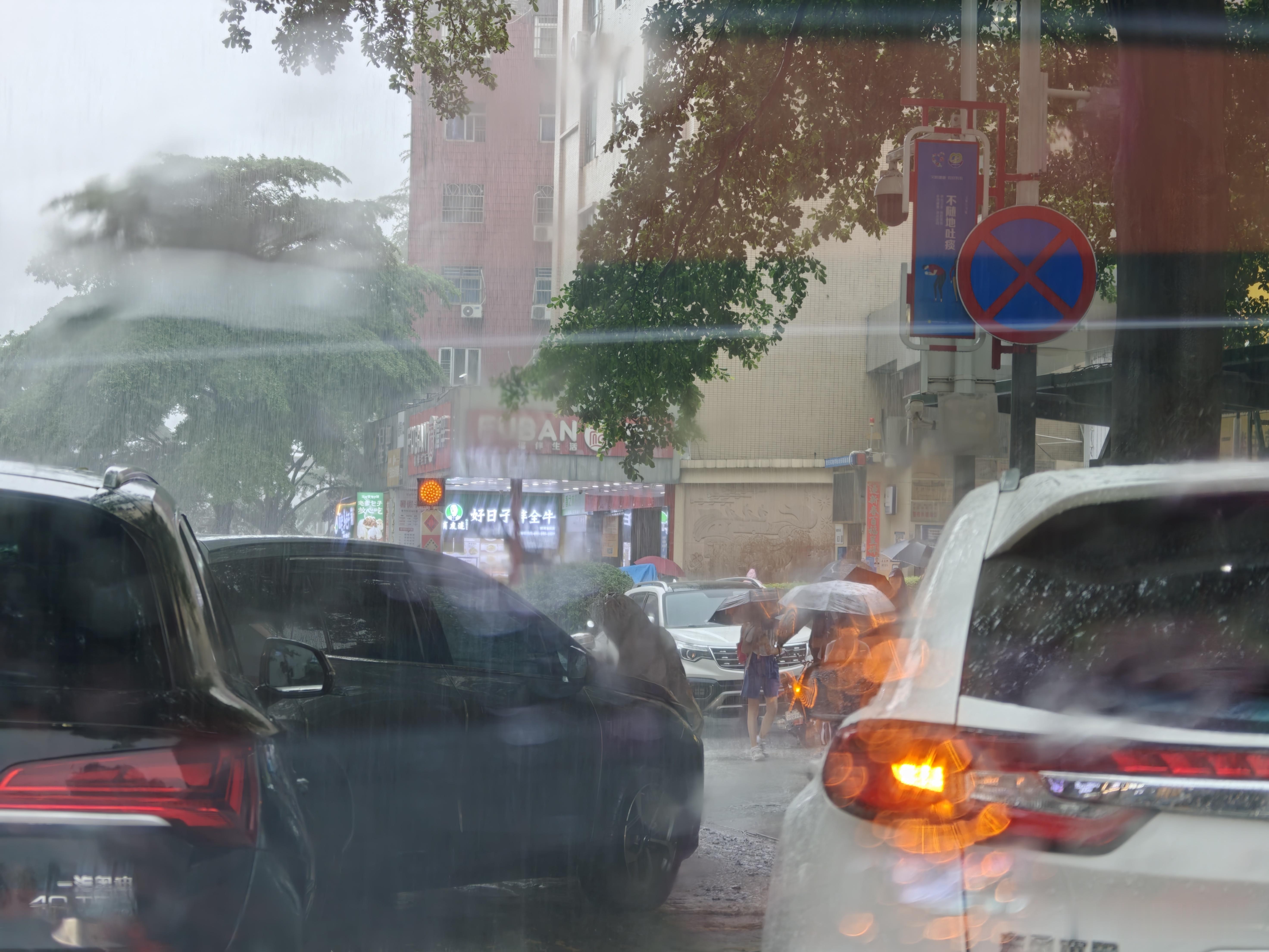深圳因暴雨红色预警全市停课真的是瓢泼大雨啊，都在接娃回家，整条路都堵车寸步难行！