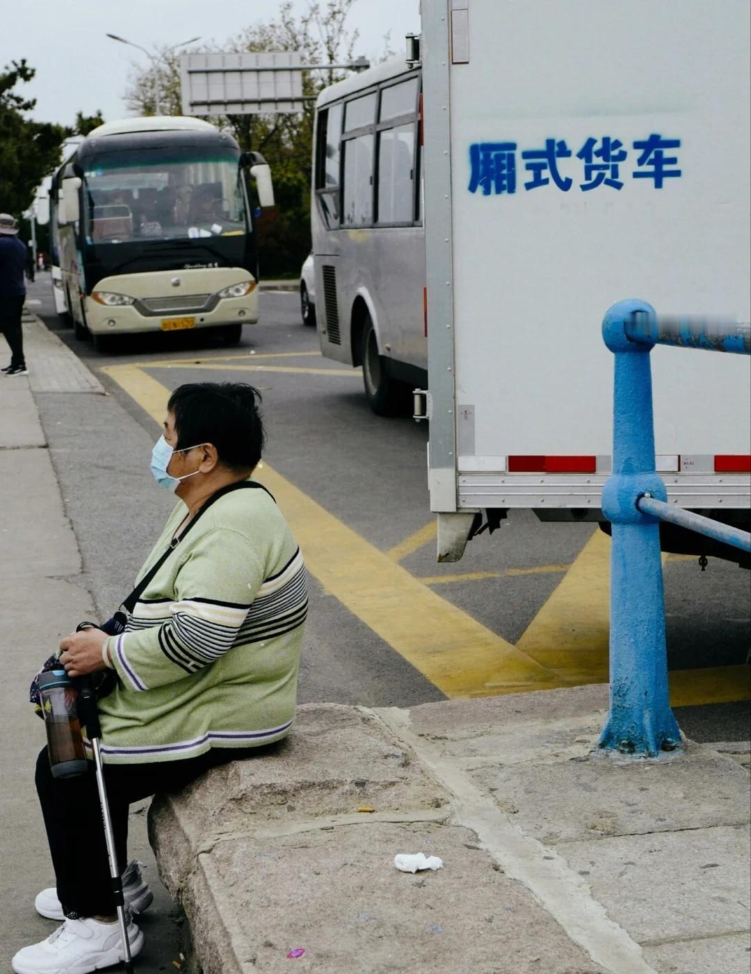 额...别再鼓吹老年人有钱了
最近刷到一个热帖，说"老年人才是隐形富豪"，评论区