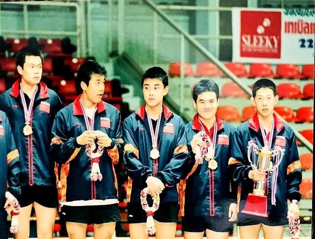 这是2003年亚锦赛5位男乒成员夺冠时的合照：我一眼就认出了中间帅气逼人的王皓与