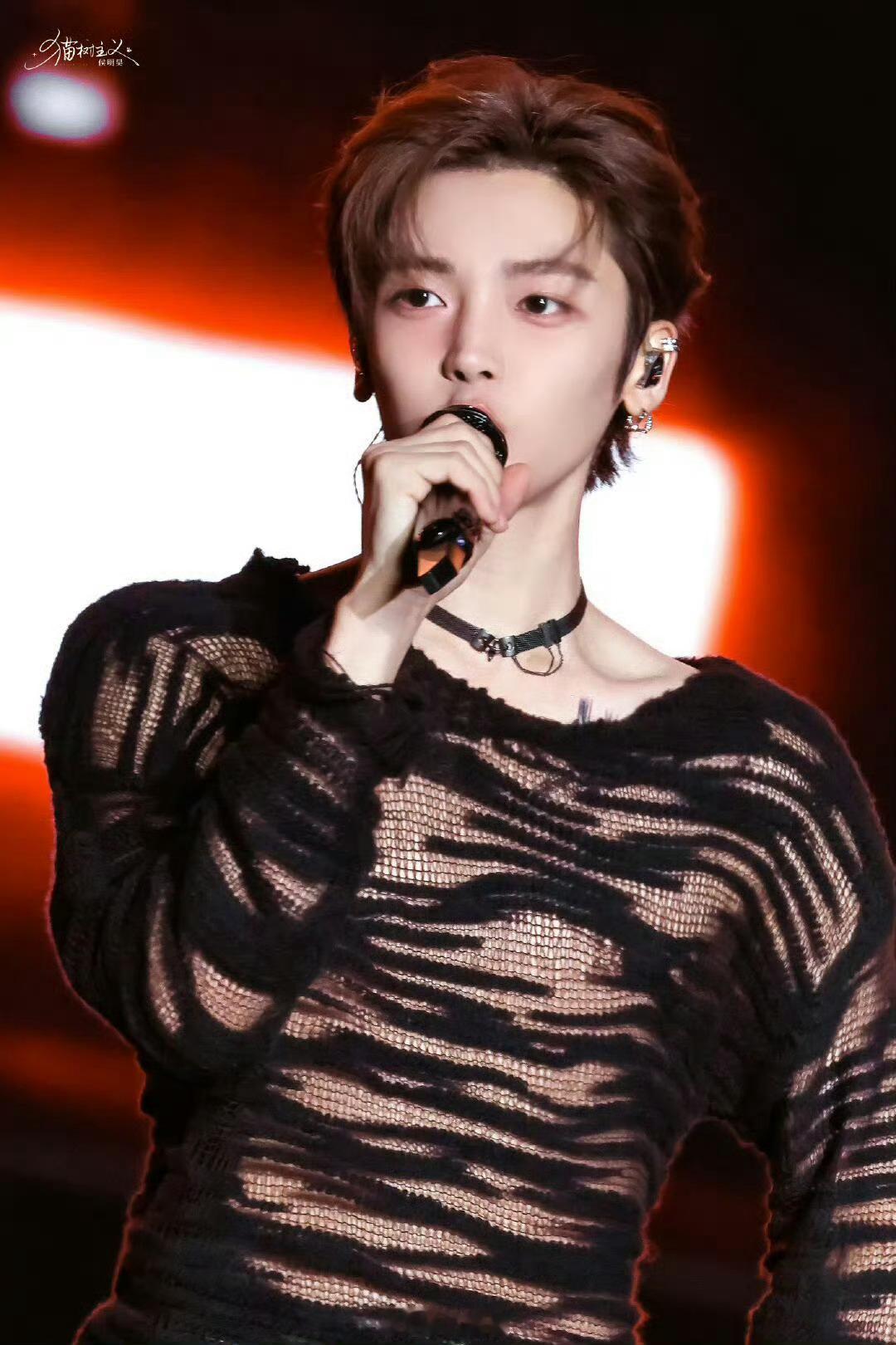 南京音乐节侯明昊太会了！黑色镂空衫配锁骨链超魅，优越锁骨线条吸睛，甜野气场拉满，