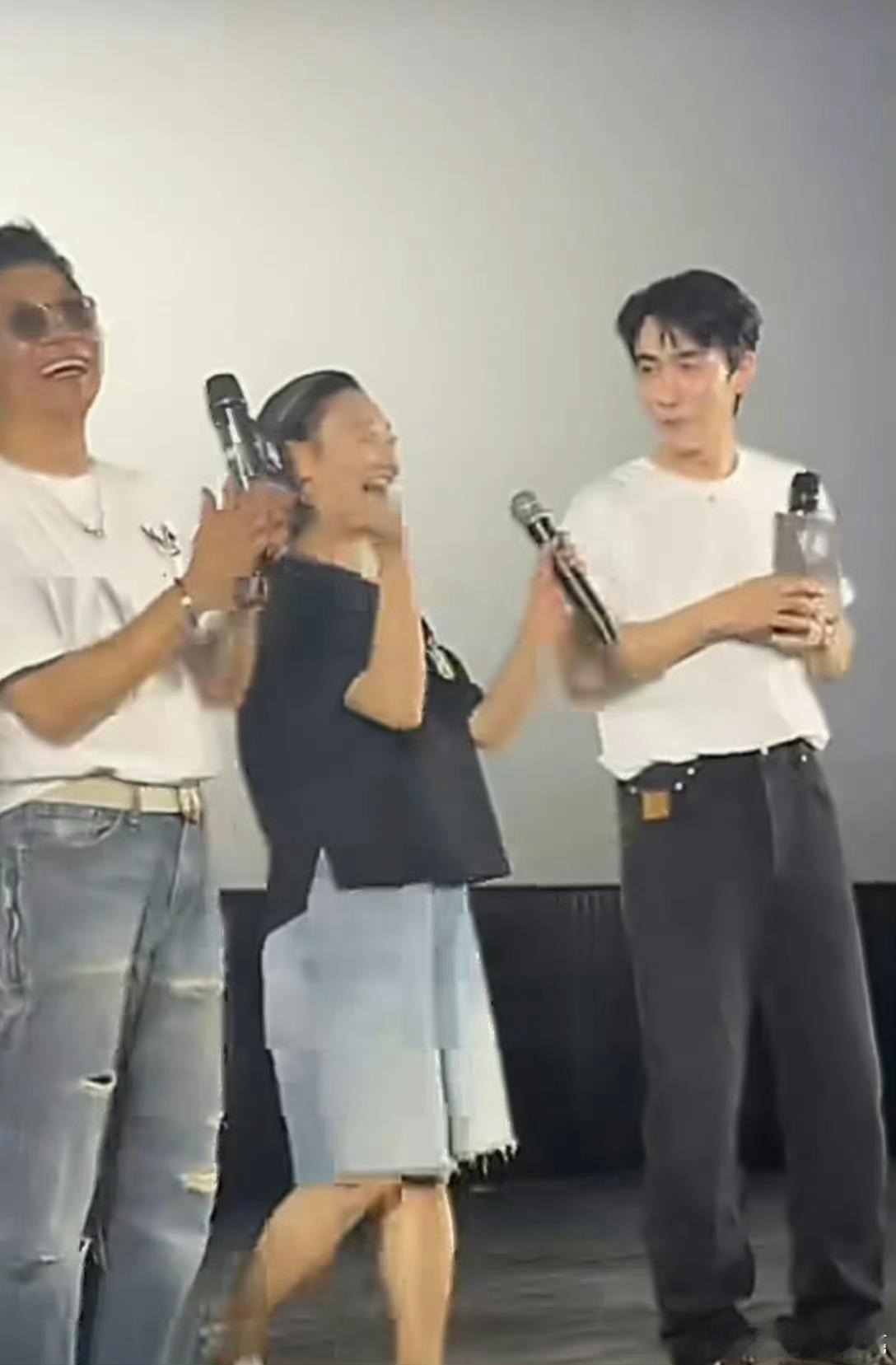 惠英红喊朱一龙龙宝贝 惠英红的宝贝团喜提新成员朱一龙😂路演现场红姐花式夸奖他的