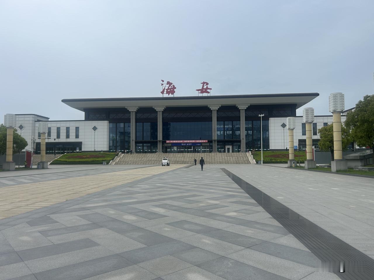 来一趟海安，捡到了20块钱[呲牙]不过交给了服务台的小姐姐们，虽然天气不太美丽，