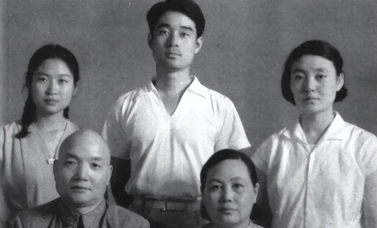 1981年李敏与贺子珍相继病重入院，秦基伟得知情况后紧急命令将孔令华调回北京！