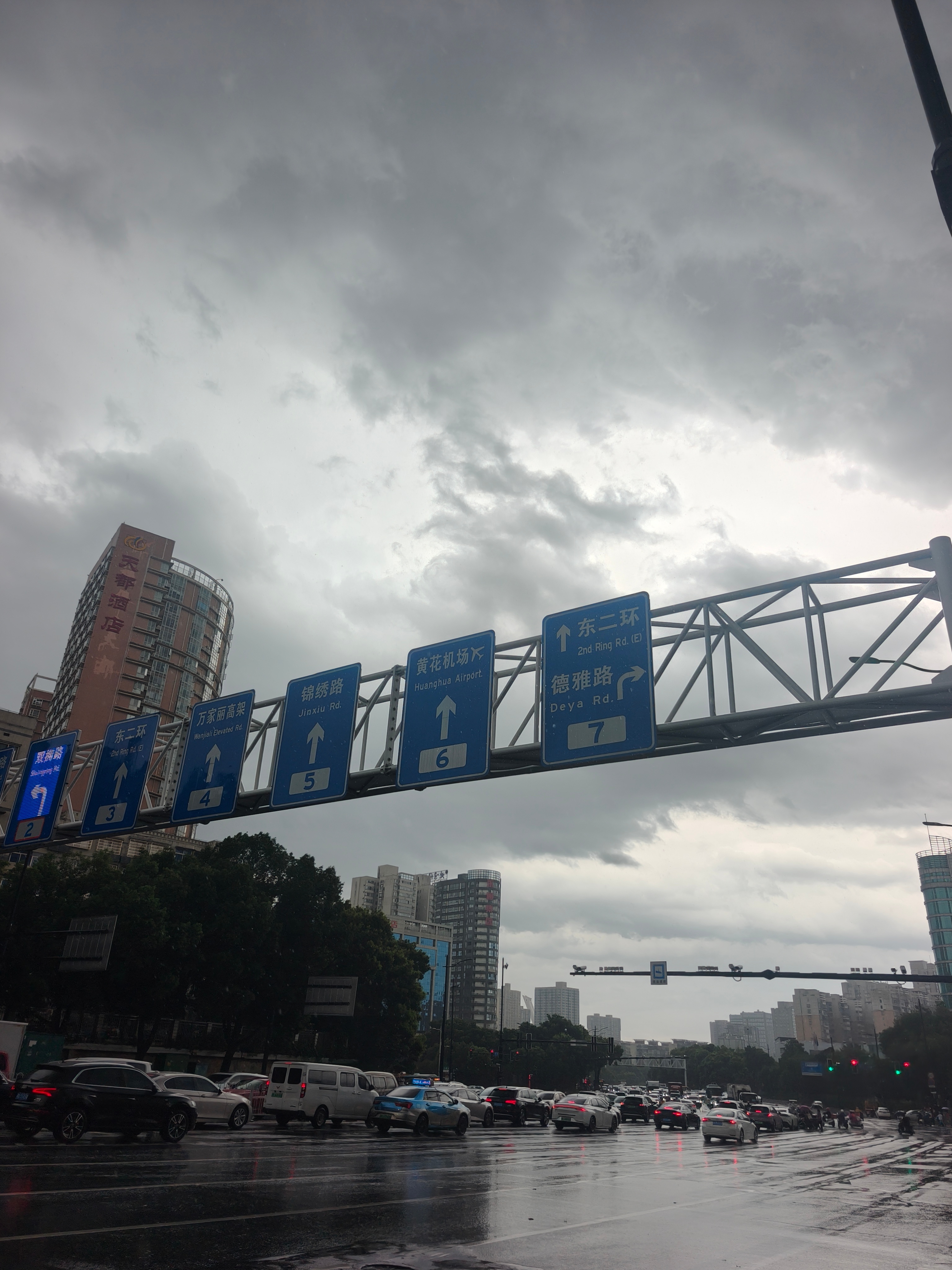 为了拿快递被淋惨了