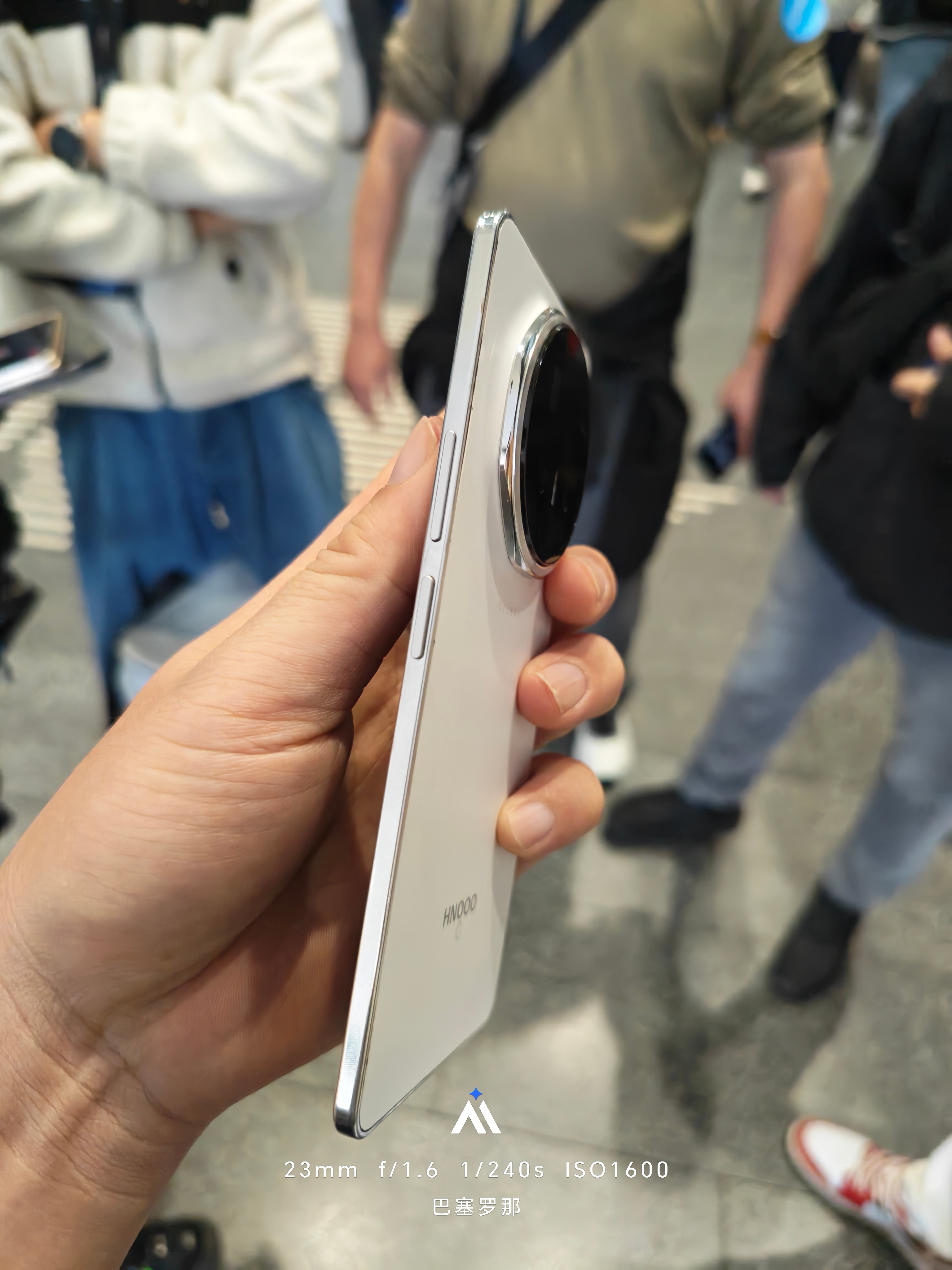 我勒个豆，我在mwc2026 现场发现了一台工程机，这也太薄了外观和Magic 