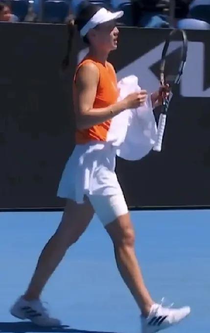 王欣瑜因高温暂停的比赛，最新消息是下午3:30才能恢复进行。
这澳洲的高温天气太