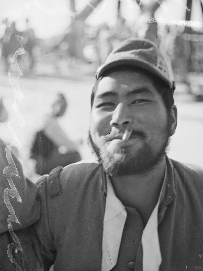 1937年，外国人镜头下的日本关西兵，满脸络腮胡，叼着烟斗，在上海的土地上耀武扬