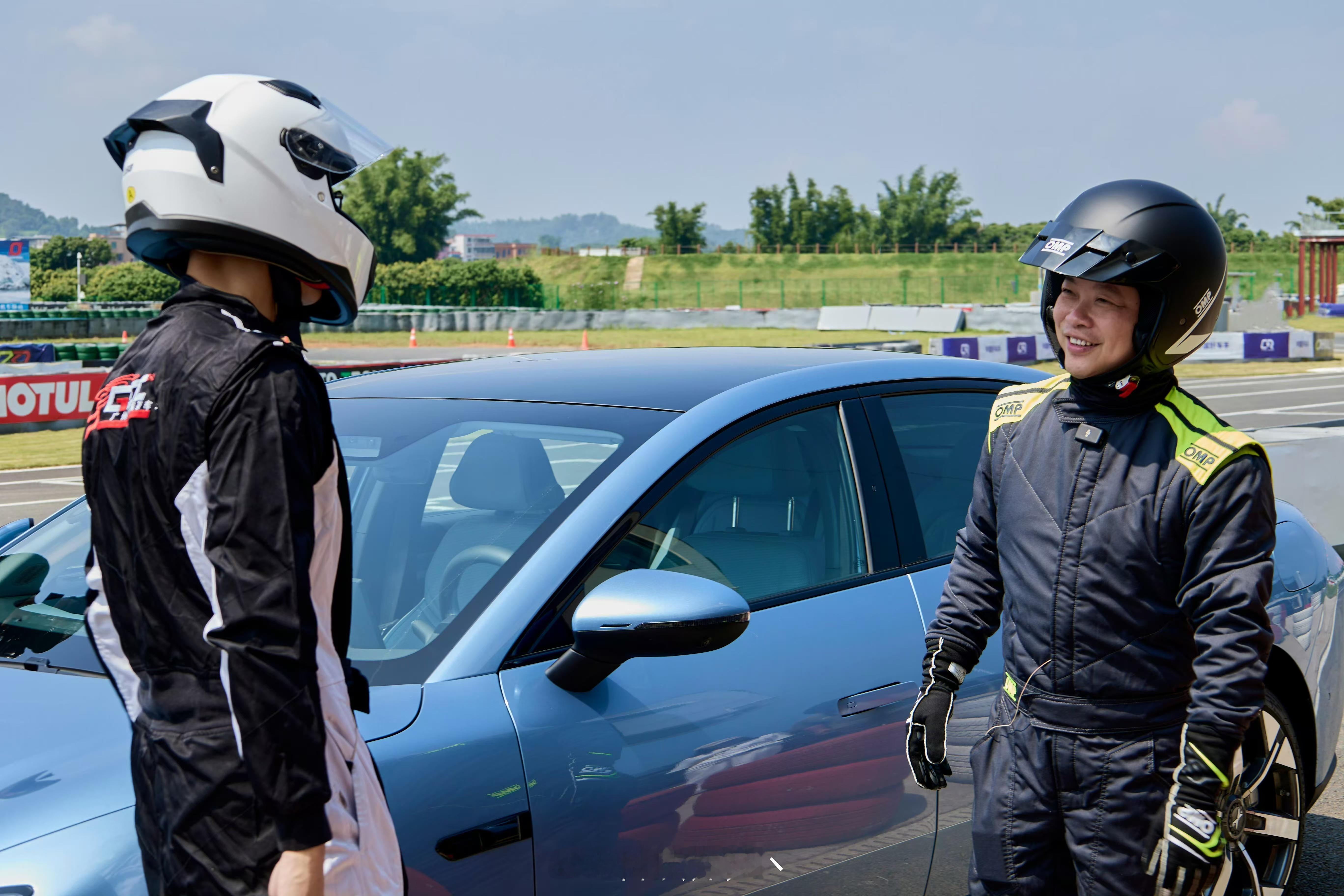 #何小鹏和陈震下赛道#何小鹏和陈震今天真的开着10万出头的小鹏MONA M03在