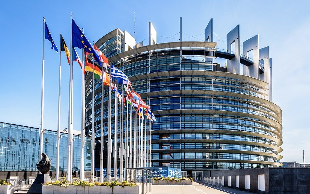 欧洲议会通过历史性遣返法案：政治版图右转，大规模驱逐行动即将开启欧洲议会于3月2