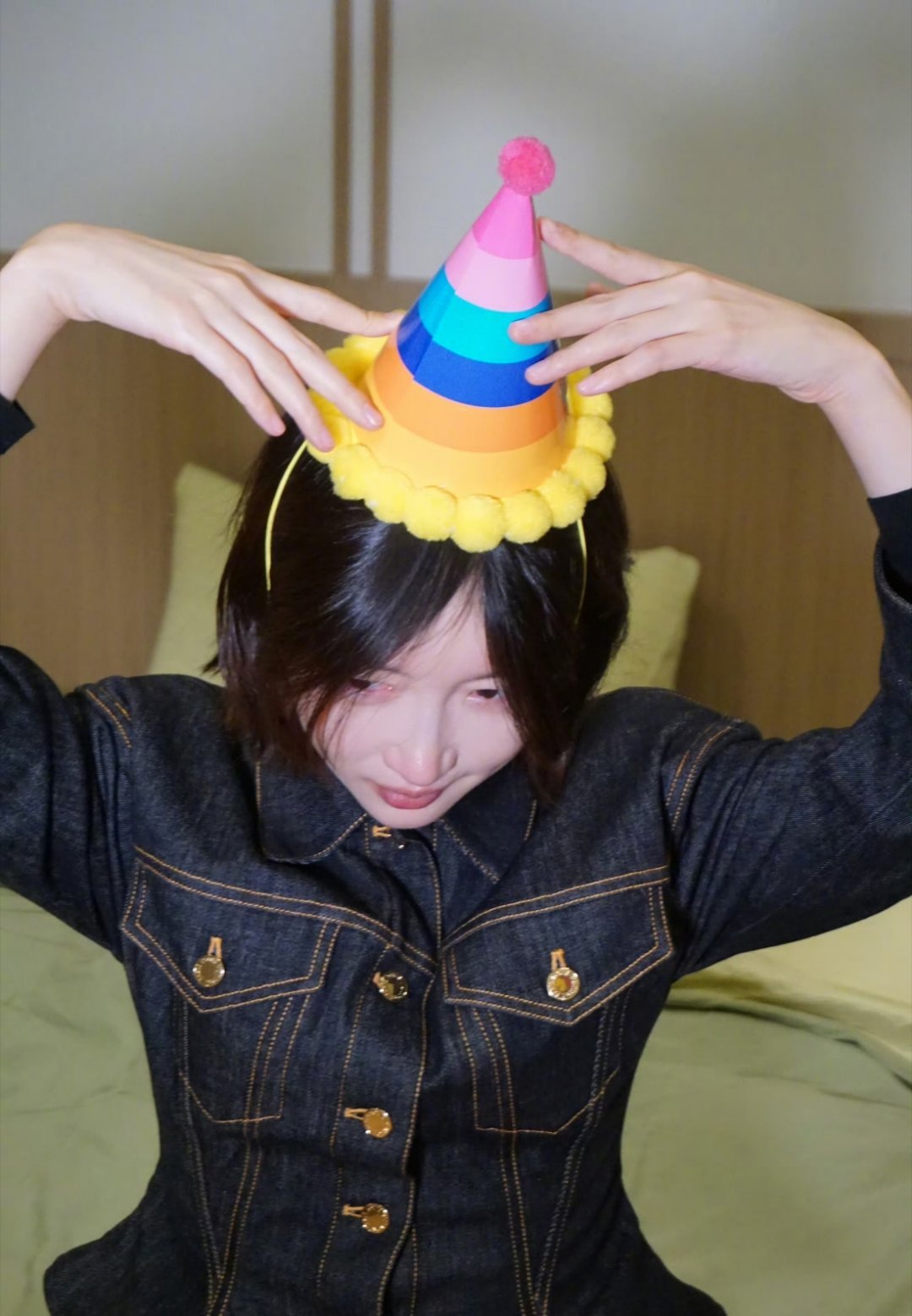 周冬雨要永远开心，谢谢周五晚高疯节目组给冬雨过生日