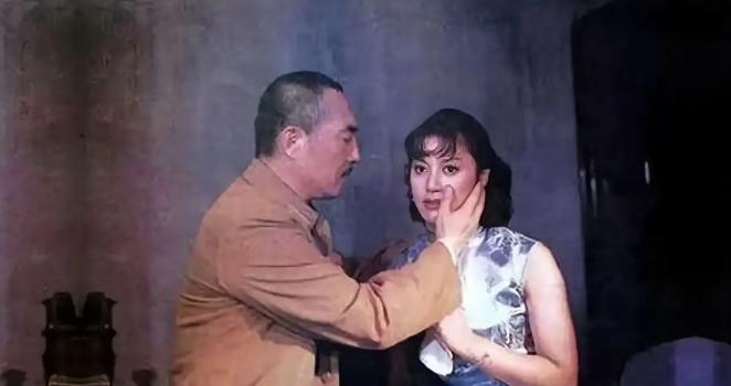 1938年，国军上将韩复榘被枪杀，姨太太纪甘青前往收尸，在坟前哭拜后离开，此后和
