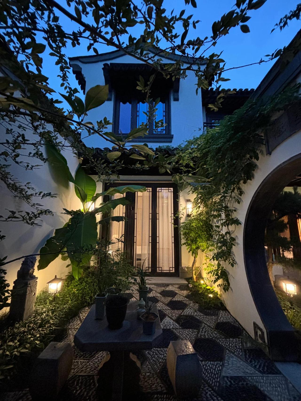 她，在家建了一个苏州园林，杭州一女子晒出自家的园林别墅，二层楼400m²，室外9