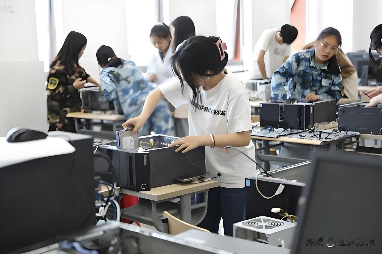咱们先把核心区别掰扯明白：技校更偏向**“手把手带练技能”**，像汽修、烹饪、美