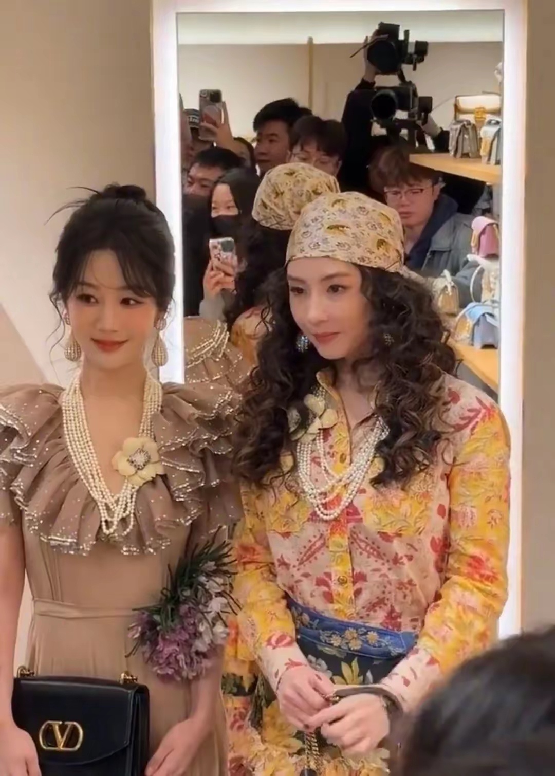 杨紫今天的化妆师加鸡腿，生图无敌了，和张柏芝同台都不输，超大耳饰把显得脖子好长，