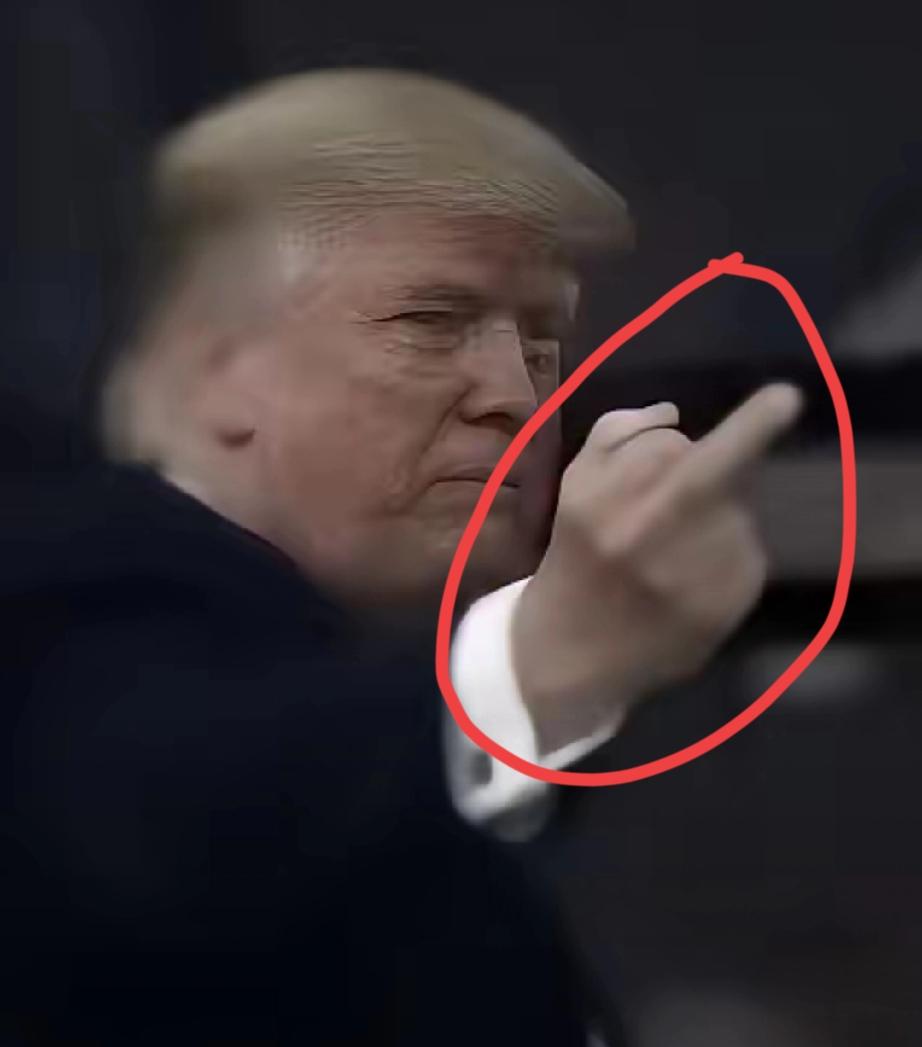 特朗普总统竖起来的中指被骂上热搜，1月13日特朗普总统到密歇根州福特工厂，当场有