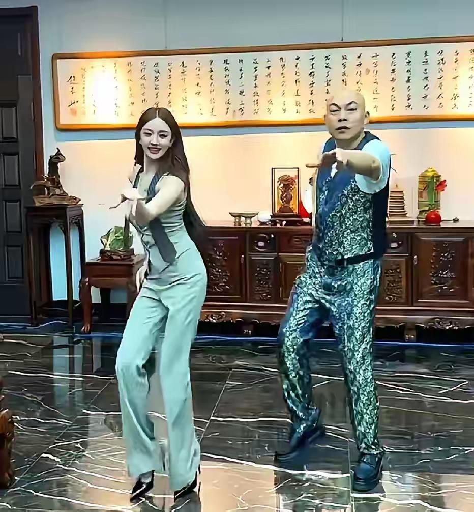 程野这是烧八辈子高香了，生个女儿这么漂亮！
从视频里看，他这个闺女，不光脸蛋好看