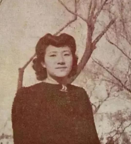 1934年，新婚第1天，作家苏青就撞见丈夫与表嫂在一起。她隐忍不发，接连生下5个