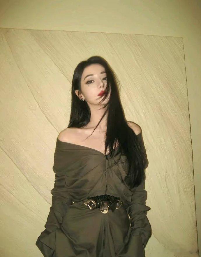  摘耳机倾听粉丝的心意，双向奔赴的温柔最动人，期待功夫女足里飒爽的迪丽热巴迪丽热