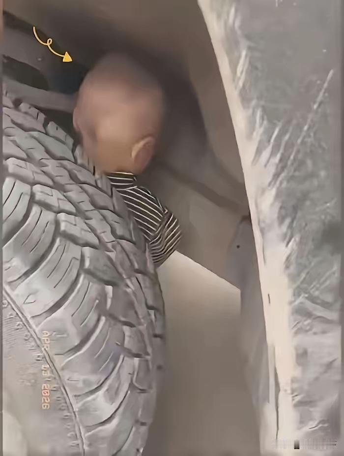 云南一位司机有个好习惯，每次开车前都要绕车一周检查。这天他照常绕车，走到车轮边时