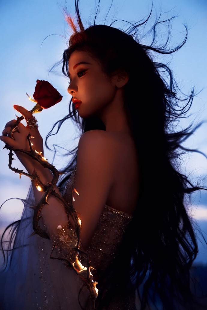张淼怡红翼赤焰神女降临救命！张淼怡这组生日写真美到窒息！红黑光影交织，半星光半烈