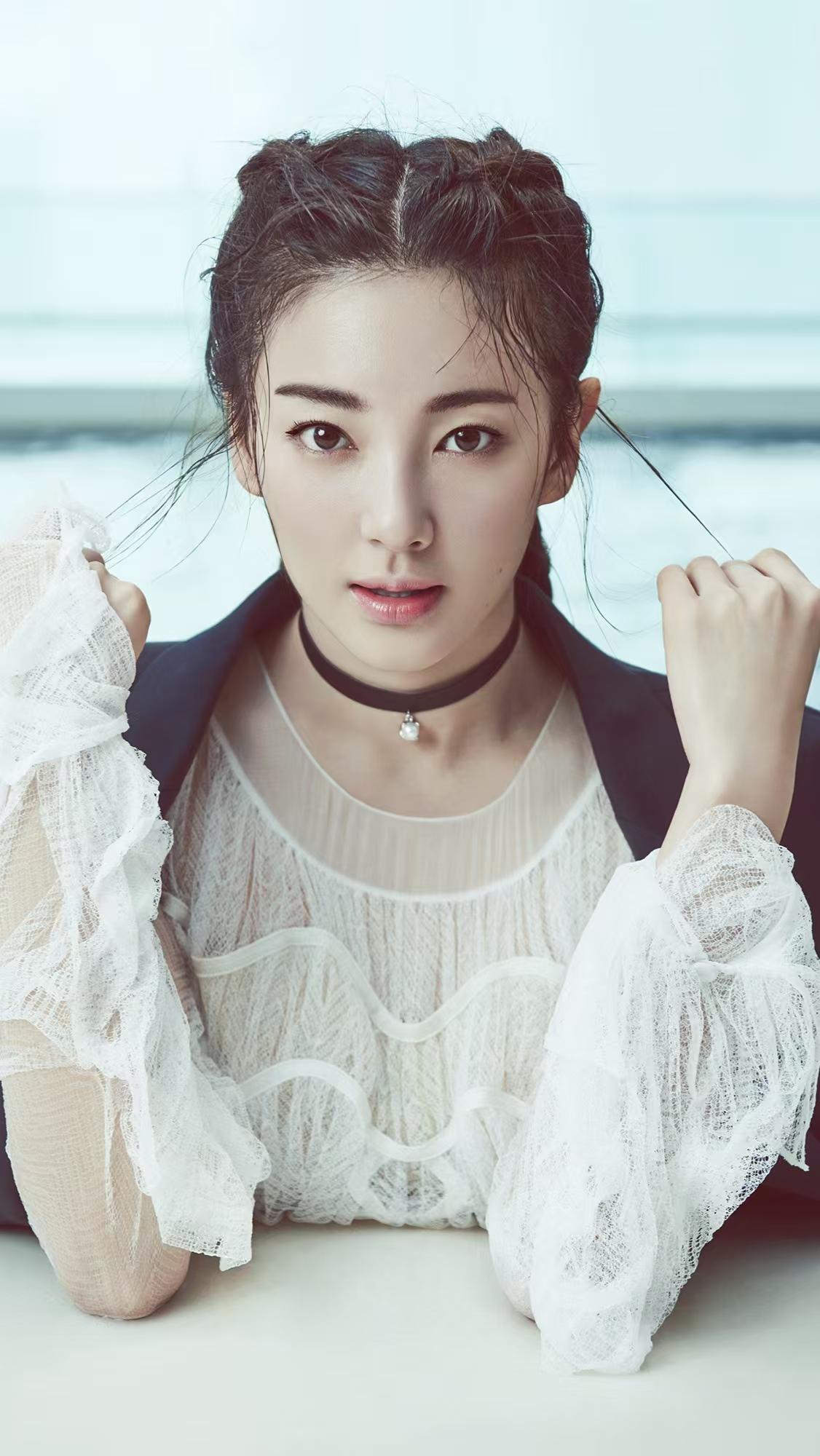 张雨绮，原名张爽，山东德州人，内地女演员，星女郎出道。凭借《长江七号》初露头角，