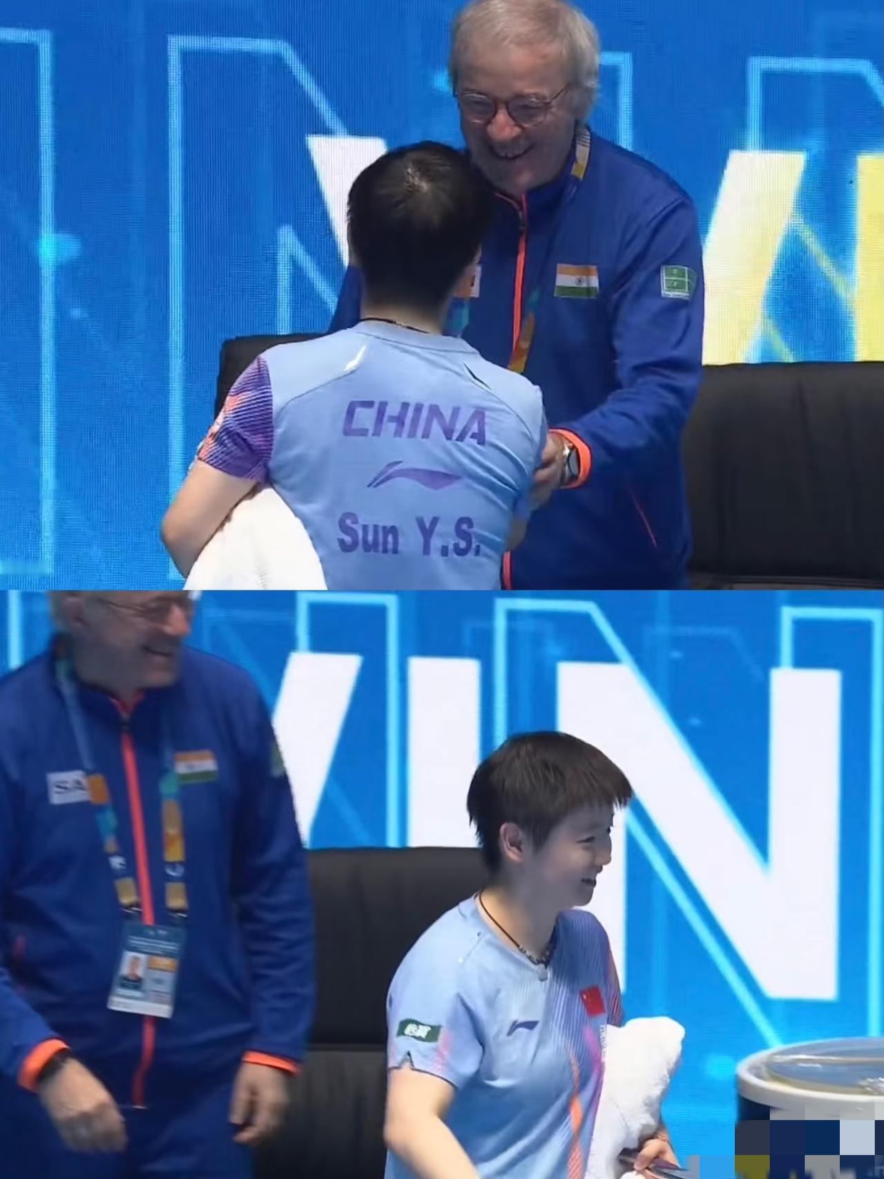 这个印度老爷爷教练太喜欢莎莎了!
莎莎小跑到印度教练旁边笑哈哈的拍手，教练还赞许